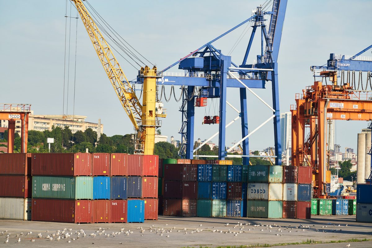 THC (Terminal Handling Charge) – Phụ phí xếp dỡ hàng hóa tại cảng