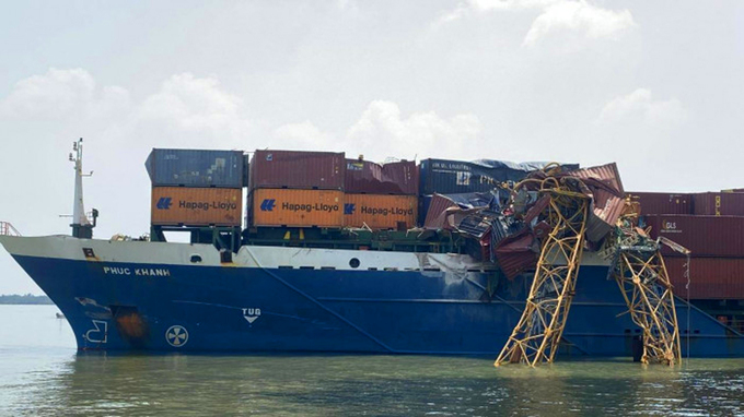 hình ảnh tàu container sau khi đâm gãy cẩu cầu Phước Khánh