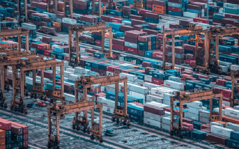 với mức điều chỉnh tăng mạnh 0,8 điểm phần trăm cho năm 2021 và mức tăng tương tự -0,9 điểm phần trăm trở xuống cho năm 2022.