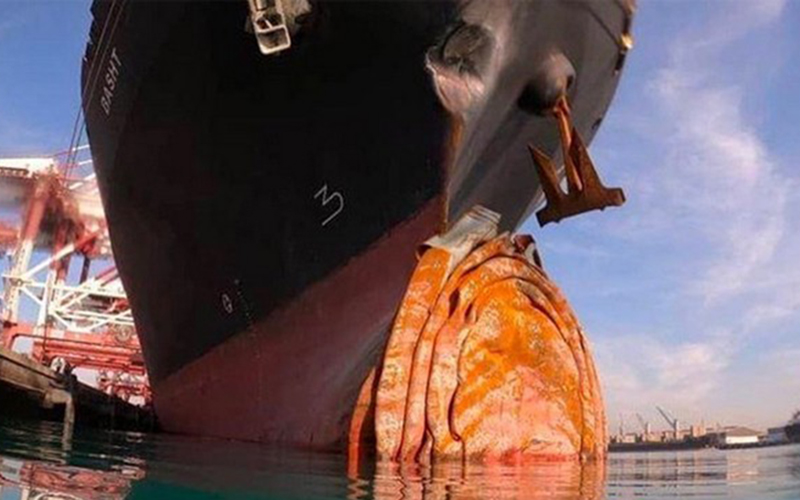 Tàu Iran bị hư hỏng nặng sau va chạm với cầu tàu
