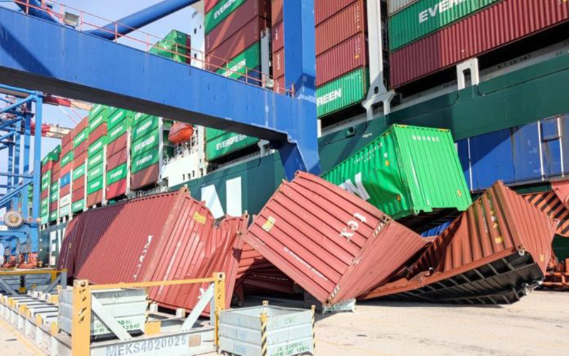 Rơi container từ tàu Evergreen ở Đài Bắc