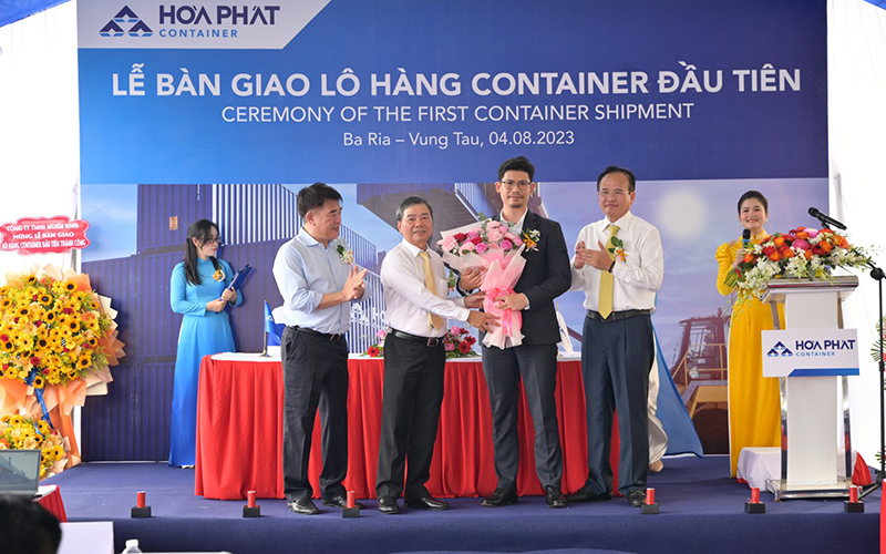 Hòa Phát giao những container Made in Vietnam đầu tiên cho khách hàng